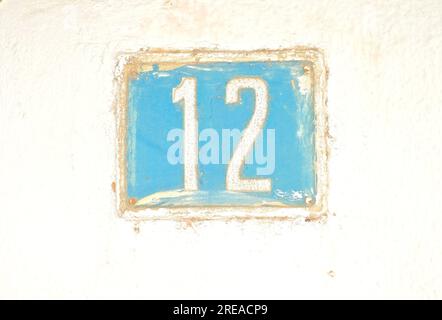 Nummer 12, zwölf, blau auf weißem Hintergrund. Stockfoto