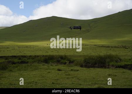 Drohne fliegt auf Plateau Natur Stockfoto