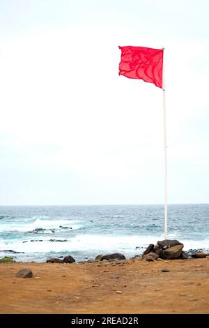 Rote Warnflagge am Meer. Stockfoto