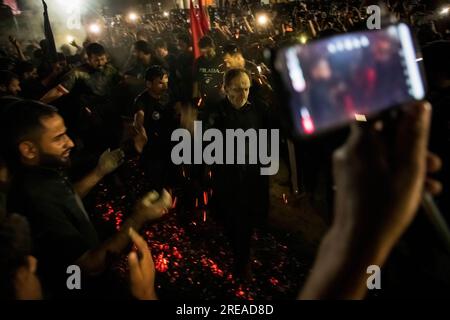 25. Juli 2023, Srinagar, Jammu und Kaschmir, Indien: Schiitische muslimische Männer aus Kashmiri gehen während der gedenkfeier der Ashura (10. Tag Muharram) barfuß über eine Feuerstelle am Stadtrand von Srinagar. (Kreditbild: © Faisal Bashir/SOPA Images via ZUMA Press Wire) NUR REDAKTIONELLE VERWENDUNG! Nicht für den kommerziellen GEBRAUCH! Stockfoto