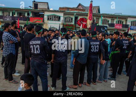 25. Juli 2023, Srinagar, Jammu und Kaschmir, Indien: Schiitisch-muslimische Kinder mit religiösen Flaggen, die während der Prozession am 7. Tag Muharram in den Außenbezirken von Srinagar laufen. (Kreditbild: © Faisal Bashir/SOPA Images via ZUMA Press Wire) NUR REDAKTIONELLE VERWENDUNG! Nicht für den kommerziellen GEBRAUCH! Stockfoto