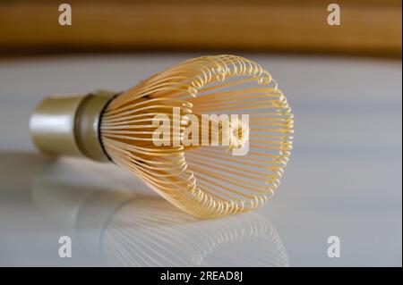 Nahaufnahme des grünen Bambus-Teebesen. Bambusmatcha-Schneebesen. Weißer Hintergrund. Seitenansicht. Stockfoto