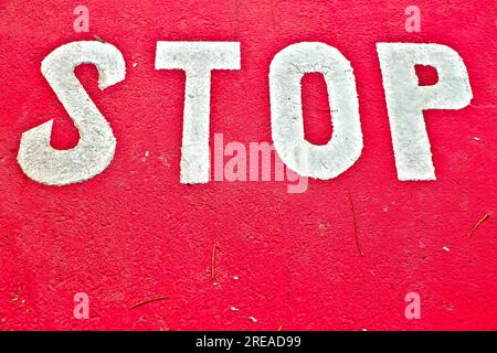 WORTSTOPP in weißen Buchstaben auf neonrotem Hintergrund. Stockfoto