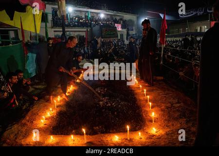 25. Juli 2023, Srinagar, Jammu und Kaschmir, Indien: Schiitische muslimische Männer aus Kashmiri bereiten die Feuerstelle vor, um an der Feuerwalzeremonie während der gedenkfeier der Ashura (10. Tag des Muharrams) am Stadtrand von Srinagar teilzunehmen. (Kreditbild: © Faisal Bashir/SOPA Images via ZUMA Press Wire) NUR REDAKTIONELLE VERWENDUNG! Nicht für den kommerziellen GEBRAUCH! Stockfoto