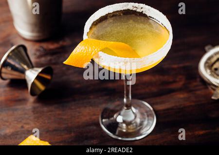 Gelber Sidecar Cocktail alkoholischer Brandy, Triple sec Likör und frischer Zitronensaft mit einem Zuckerrand Stockfoto