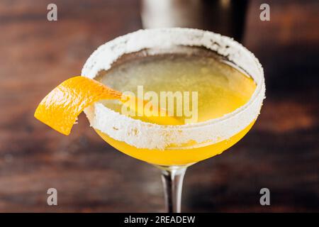 Gelber Sidecar Cocktail alkoholischer Brandy, Triple sec Likör und frischer Zitronensaft mit einem Zuckerrand Stockfoto