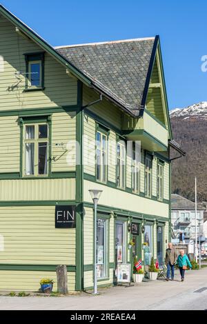 Fin frisør Og hudpleie (Friseur) Shop, Eidsgata, Nordfjordeid, Vestland County, Norwegen Stockfoto