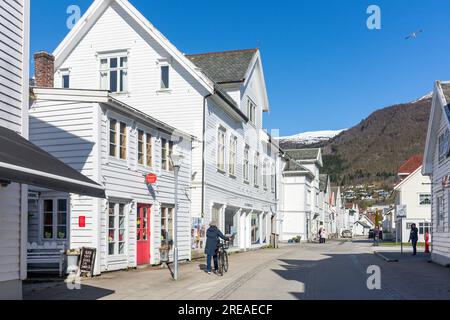 Holzgebäude aus dem 19. Jahrhundert im Stadtzentrum, Eidsgata, Nordfjordeid, Vestland County, Norwegen Stockfoto