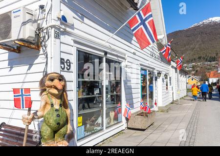 Touristengeschäft in einem Holzgebäude aus dem 19. Jahrhundert im Stadtzentrum, Eidsgata, Nordfjordeid, Vestland County, Norwegen Stockfoto