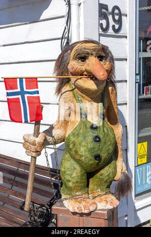 Norwegischer Troll (nordische Folklore) vor dem Touristenladen im Stadtzentrum, Eidsgata, Nordfjordeid, Vestland County, Norwegen Stockfoto