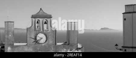 Neapel - der Ausblick von der Burg Sant Elmo zur Insel Capri. Stockfoto