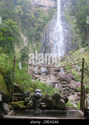 Der höchste Wasserfall Japans mit einem einzigen 133m m langen, ununterbrochenen Wasserfall sind die Nachi No Taki Falls, die zu den heiligen Stätten der Kii Mountains gehören. Stockfoto