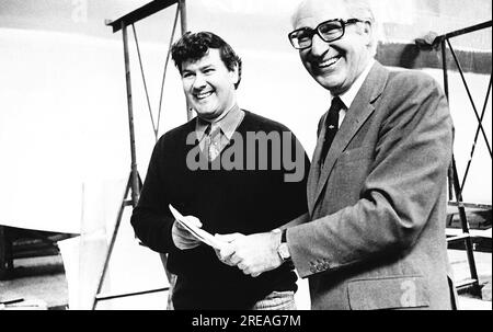 AJAXNETPHOTO. 25TH. MÄRZ 1975. PORTCHESTER, ENGLAND - WORLD GIRDLING YACHTSMAN CHAY BLYTH (GBR) (LINKS) MIT SEINEM SPONSOR „UNION“ JACK HAYWARD, DER DIE BAUKOSTEN VON £120.000 FÜR BLYTHS NEUEN 80FT GLASS FIBRE TRIMARAN GREAT BRITAIN III IN DER BAUSTELLE WICORMARINE ÜBERNIMMT. ES WAR HAYWARDS ERSTER BESUCH, UM DIE NEUE YACHT IM BAU ZU SEHEN. FOTO : JONATHAN EASTLAND / AJAX REF: 232404 95 Stockfoto