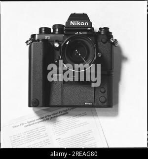 AJAXNETPHOTO. VEREINIGTES KÖNIGREICH. - KLASSISCHE NIKON KAMERA - NIKON F3P SPECIAL EDITION HIGH-EYEPOINT-ANALOGKAMERA MIT EINZELOBJEKTIV, ENTWICKELT UND HERGESTELLT, UM DIE ANFORDERUNGEN DER JAPANISCHEN KYODO PRESSEAGENTUR ZU ERFÜLLEN, DIE HIER GESEHEN WIRD, AUSGESTATTET MIT EINEM ORIGINALEN NIKKOR 28MM F/3,5 OBJEKTIV UND MD3-MOTORANTRIEB. FOTO: JONATHAN EASTLAND/AJAX REF:830007 Stockfoto