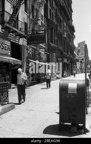 AJAXNETPHOTO. JULI 1975. BROOKLYN, NEW YORK, USA. - LADENFRONTEN - BROOKLYN HEIGHTS 107 MONTAGUE STREET, NEW YORK CITY. FOTO: JONATHAN EASTLAND/AJAXREF:750024 27 10A Stockfoto