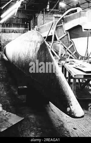 AJAXNETPHOTO. 25TH. MÄRZ 1974 PORTCHESTER, ENGLAND. CHAY BLYTHS NEUER 80FT TRIMARAN GREAT BRITAIN III IM BAU BEI WICORMARINE. BLYTH PLANT, BEIM RNSA MULTIHULL-RENNEN 1975 AB DEM 1ST. NOVEMBER 1975 DAS SCHIFF ZU BETRETEN, DAS VERMUTLICH DIE GRÖSSTE GLASFASER-MULTIHULL-YACHT DER WELT IST. DIE BAUKOSTEN FÜR DIE YACHT WERDEN AUF 120.000 PFUND GESCHÄTZT, DIE VON DEM GESCHÄFTSMANN „UNION“ JACK HAYWARD ÜBERNOMMEN WURDEN. FOTO: JONATHAN EASTLAND/AJAX REF:232404 93 Stockfoto