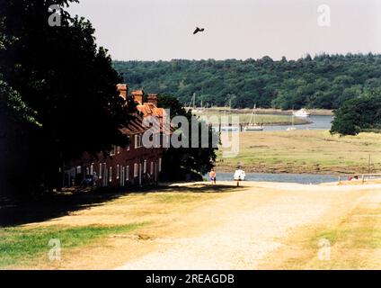 AJAXNETPHOTO. 1995. BUCKLER IST HART, ENGLAND. - HISTORISCHE SCHIFFBAUSTELLE - SCHIFFBAUHÄUSER AUF DER LINKEN SEITE DES SCHOTTERABHANGS, DER ZUM FLUSS BEAULIEU FÜHRT, IN DEN VIELE KRIEGSSCHIFFE VOM SCHIFFBAUER HENRY ADAMS AUS DEM 18TH. JAHRHUNDERT EINGEFLOGEN WURDEN.FOTO:JONATHAN EASTLAND/AJAX REF:01 11 Stockfoto