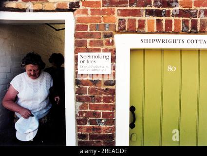 AJAXNETPHOTO. 1995. BUCKLER IST HART, ENGLAND. - HISTORISCHE SCHIFFBAUSTELLE - SCHIFFSHÜTTEN SÄUMEN DEN KIESHANG, DER ZUM FLUSS BEAULIEU FÜHRT, IN DEN VIELE KRIEGSSCHIFFE VON DEM SCHIFFBAUER HENRY ADAMS AUS DEM 18TH. JAHRHUNDERT ENTSANDT WURDEN.FOTO:JONATHAN EASTLAND/AJAX REF:02 03 Stockfoto