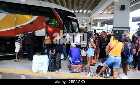 salvador, bahia, brasilien - 22. juni 2023: Menschenmenge, die versuchen, an der Bushaltestelle Salvador in der Sao Joao-Zeit in Busse einzusteigen. Stockfoto