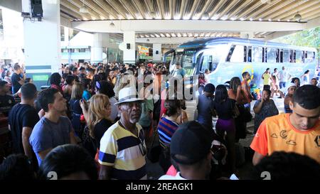 salvador, bahia, brasilien - 22. juni 2023: Menschenmenge, die versuchen, an der Bushaltestelle Salvador in der Sao Joao-Zeit in Busse einzusteigen. Stockfoto