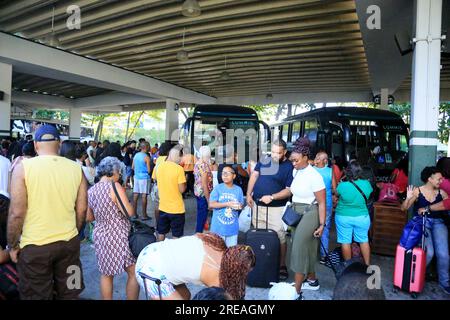 salvador, bahia, brasilien - 22. juni 2023: Menschenmenge, die versuchen, an der Bushaltestelle Salvador in der Sao Joao-Zeit in Busse einzusteigen. Stockfoto