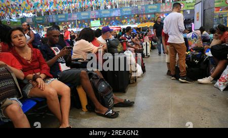 salvador, bahia, brasilien - 22. juni 2023: Menschenmenge, die versuchen, an der Bushaltestelle Salvador in der Sao Joao-Zeit in Busse einzusteigen. Stockfoto