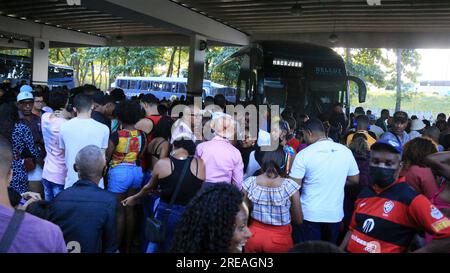 salvador, bahia, brasilien - 22. juni 2023: Menschenmenge, die versuchen, an der Bushaltestelle Salvador in der Sao Joao-Zeit in Busse einzusteigen. Stockfoto