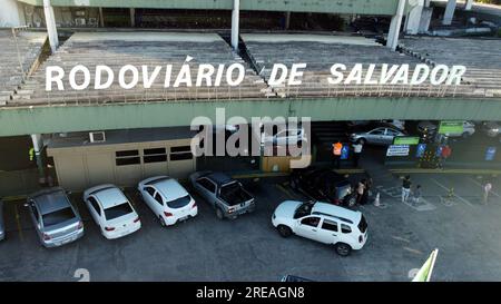 salvador, bahia, brasilien - 22. juni 2023: Menschenmenge, die versuchen, an der Bushaltestelle Salvador in der Sao Joao-Zeit in Busse einzusteigen. Stockfoto