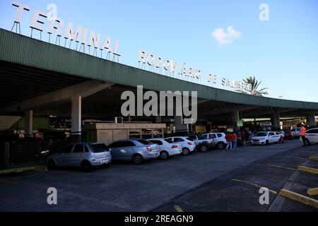 salvador, bahia, brasilien - 22. juni 2023: Menschenmenge, die versuchen, an der Bushaltestelle Salvador in der Sao Joao-Zeit in Busse einzusteigen. Stockfoto