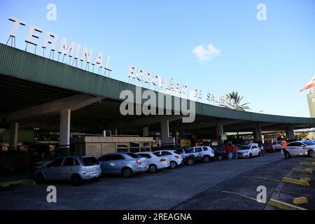 salvador, bahia, brasilien - 22. juni 2023: Menschenmenge, die versuchen, an der Bushaltestelle Salvador in der Sao Joao-Zeit in Busse einzusteigen. Stockfoto