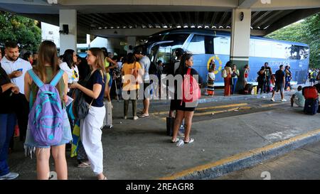salvador, bahia, brasilien - 22. juni 2023: Menschenmenge, die versuchen, an der Bushaltestelle Salvador in der Sao Joao-Zeit in Busse einzusteigen. Stockfoto