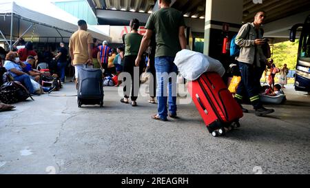 salvador, bahia, brasilien - 22. juni 2023: Menschenmenge, die versuchen, an der Bushaltestelle Salvador in der Sao Joao-Zeit in Busse einzusteigen. Stockfoto