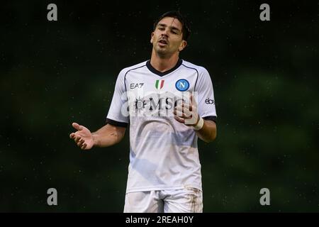 Giovanni Simeone von SSC Napoli reagiert während des saisonfreundlichen Fußballspiels zwischen SSC Napoli und SPAL. Das Spiel endete mit 1-1 Gleichstand. Stockfoto