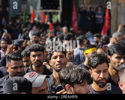 Srinagar, Indien. 26. Juli 2023. 26. Juli 2023, Srinagar, Indien: Die Shai-Trauernden nehmen an einer Prozession am 7. Tag des Muharrams in Srinagar Teil. Muharram ist der erste Monat des islamischen Kalenders. Es ist einer der heiligsten Monate im islamischen Kalender. Schiitische Moslems gedenken Muharram als einen Monat der Trauer zum Gedenken an das Märtyrertum des islamischen Propheten Muhammads Enkel Imam Hussain. Am 26. Juli 2023 in Srinagar, Indien. (Foto von Umer Qadir/ Kredit: Eyepix Group/Alamy Live News Stockfoto