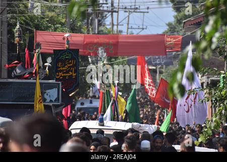 Srinagar, Indien. 26. Juli 2023. Die Shai-Trauernden nehmen an einer Prozession am 7. Tag Muharrams in Srinagar Teil. Muharram ist der erste Monat des islamischen Kalenders. Es ist einer der heiligsten Monate im islamischen Kalender. Schiitische Moslems gedenken Muharram als einen Monat der Trauer zum Gedenken an das Märtyrertum des islamischen Propheten Muhammads Enkel Imam Hussain. Am 26. Juli 2023 in Srinagar, Indien. (Kreditbild: © Umer Qadir/Eyepix via ZUMA Press Wire) NUR REDAKTIONELLE VERWENDUNG! Nicht für den kommerziellen GEBRAUCH! Stockfoto