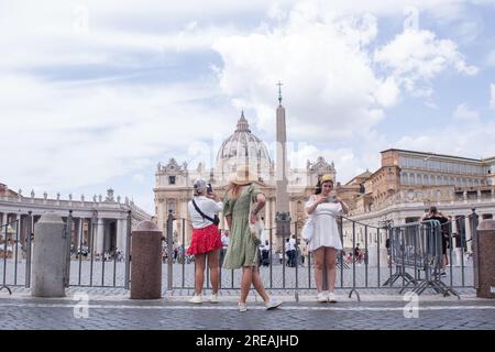 Rom, RM, Italien. 26. Juli 2023. Mädchen beobachten St. Petersdom in Rom an einem heißen Sommertag (Kreditbild: © Matteo Nardone/Pacific Press via ZUMA Press Wire) NUR REDAKTIONELLE VERWENDUNG! Nicht für den kommerziellen GEBRAUCH! Stockfoto