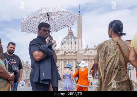 Rom, RM, Italien. 26. Juli 2023. Touristen, die sich anstellen, um St. Petersdom in Rom an einem heißen Sommertag (Kreditbild: © Matteo Nardone/Pacific Press via ZUMA Press Wire) NUR REDAKTIONELLE VERWENDUNG! Nicht für den kommerziellen GEBRAUCH! Stockfoto