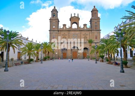 Las Palmas, Kanarische Inseln / Spanien - März 13 2020: Katholische Kathedrale Las Palmas und Plaza Santa Ana am Tag der Ankündigung des sars Coronavirus Stockfoto