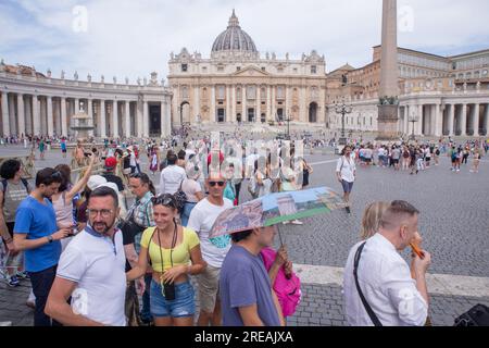 Rom, Italien. 26. Juli 2023. Touristen, die sich anstellen, um St. Petersdom in Rom an einem heißen Sommertag (Foto: Matteo Nardone/Pacific Press/Sipa USA) Guthaben: SIPA USA/Alamy Live News Stockfoto