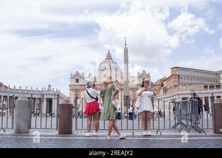 Rom, Italien. 26. Juli 2023. Mädchen beobachten St. Petersdom in Rom an einem heißen Sommertag (Foto: Matteo Nardone/Pacific Press/Sipa USA) Guthaben: SIPA USA/Alamy Live News Stockfoto