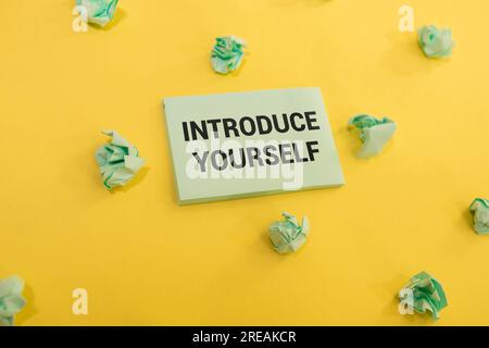 Haftnotiz mit dem Text Stellen Sie sich am Schreibtisch vor. Selbsteinführungskonzept Stockfoto