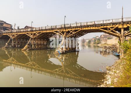 Srinagar, Jammu und Kaschmir, Indien. Holzbrücke über den Fluss Jhelum in Srinagar. Stockfoto