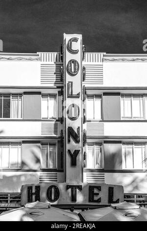 MIAMI, USA - 20. AUG 2014: Das Colony Hotel am 736 Ocean Drive, erbaut in den 1930er Jahren, ist das am meisten fotografierte Hotel in South Beach in Miami, Stockfoto