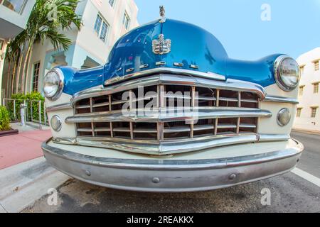 MIAMI, USA - AUG 18, 2014 : Dodge Vintage Auto geparkt am Ocean Drive in Miami Beach, Florida. Die Art déco-Architektur in South Beach ist eine der wichtigsten Stockfoto