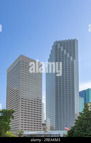 Miami, USA - 19. August 2014: Einfahrt nach miami mit dem Auto mit Blick auf den modernen Wolkenkratzer von Citi. Stockfoto