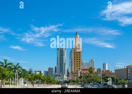 Miami, USA - 19. August 2014: Einfahrt nach miami mit dem Auto mit Blick auf den historischen Uhrenturm. Stockfoto