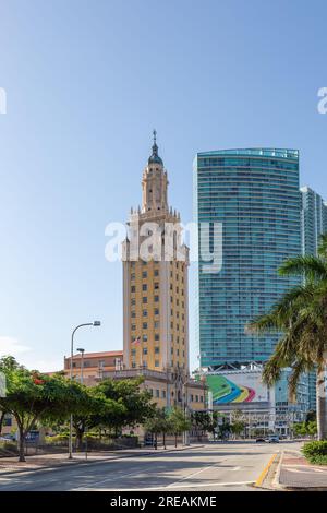 Miami, USA - 19. August 2014: Einfahrt nach miami mit dem Auto mit Blick auf den historischen Uhrenturm. Stockfoto