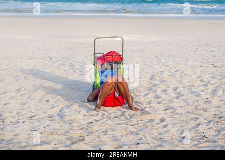 Miami, USA - 20. August 2014: Der Mann entspannt sich am späten Nachmittag am Strand in Miami, USA. South Beach ist der berühmteste Strand in florida. Stockfoto