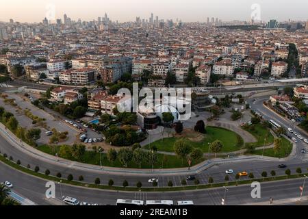 Drohnenblick Maltepe Sahil bei Sonnenuntergang. Luftaufnahme über Park und Hafen im Stadtteil Maltepe an der Küste des Marmarameer der asiatischen Seite von Istanbul. Stockfoto