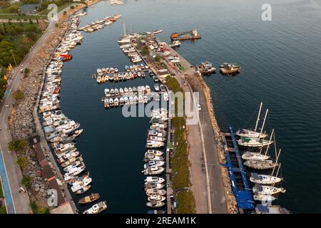 Drohnenblick Maltepe Sahil bei Sonnenuntergang. Luftaufnahme über Park und Hafen im Stadtteil Maltepe an der Küste des Marmarameer der asiatischen Seite von Istanbul. Stockfoto